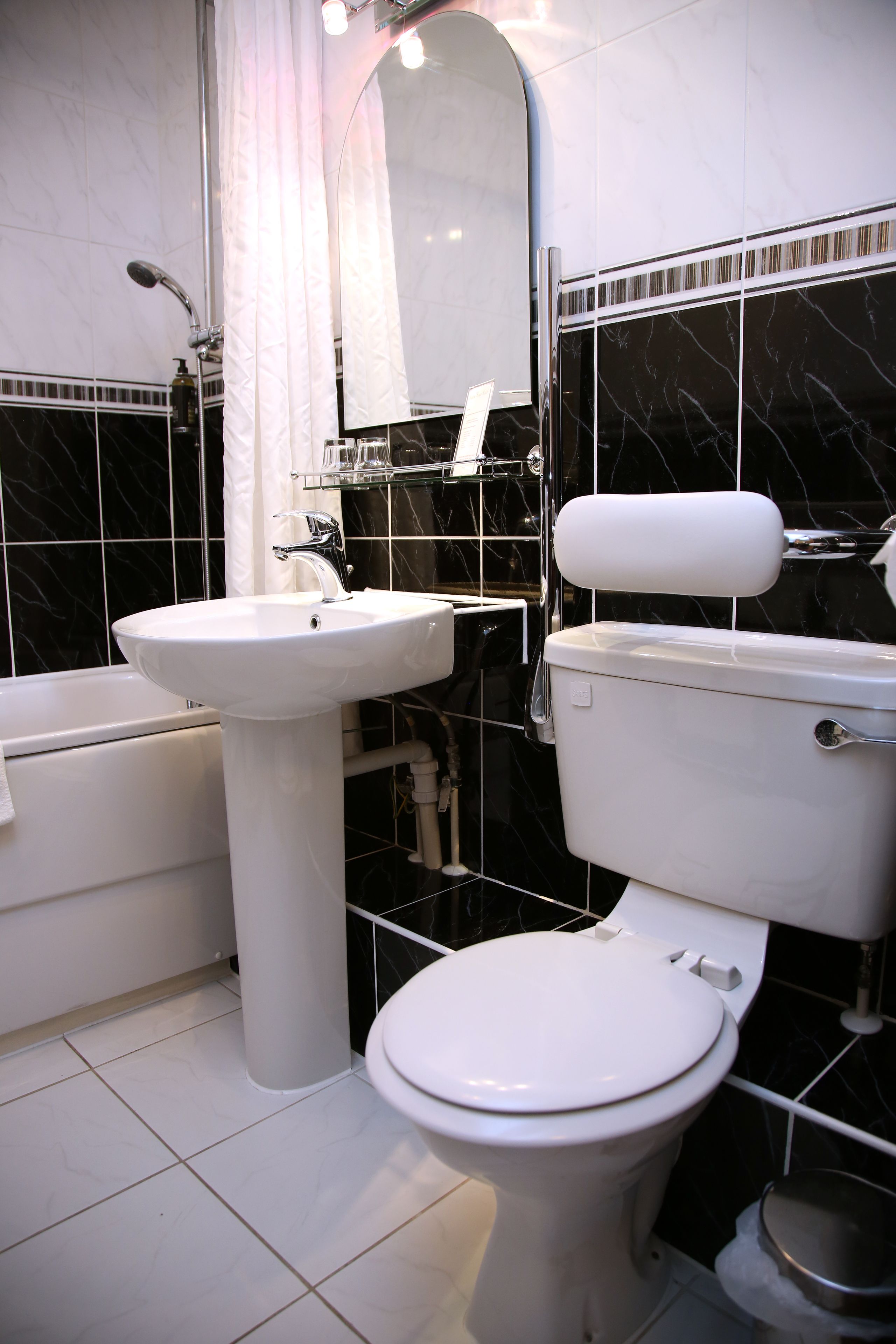 standard twin room, 2 single beds | bathroom | combined shower/bathtub, free toiletries, hair dryer, towels