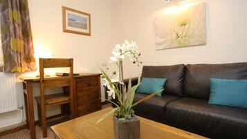 Executive tweepersoonskamer, 1 kingsize bed | Woonkamer | Een flatscreentelevisie