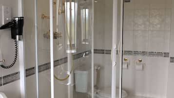 Executive Twin kamer, meerdere bedden | Badkamer | Een bad/douchecombinatie, gratis toiletartikelen, een haardroger