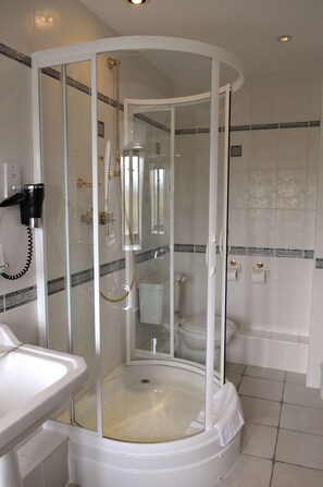 Executive Twin Room, Multiple Beds | Bathroom | Combined shower/tub, free toiletries, hair dryer, towels - Stanton House Hotel (Swindon)
