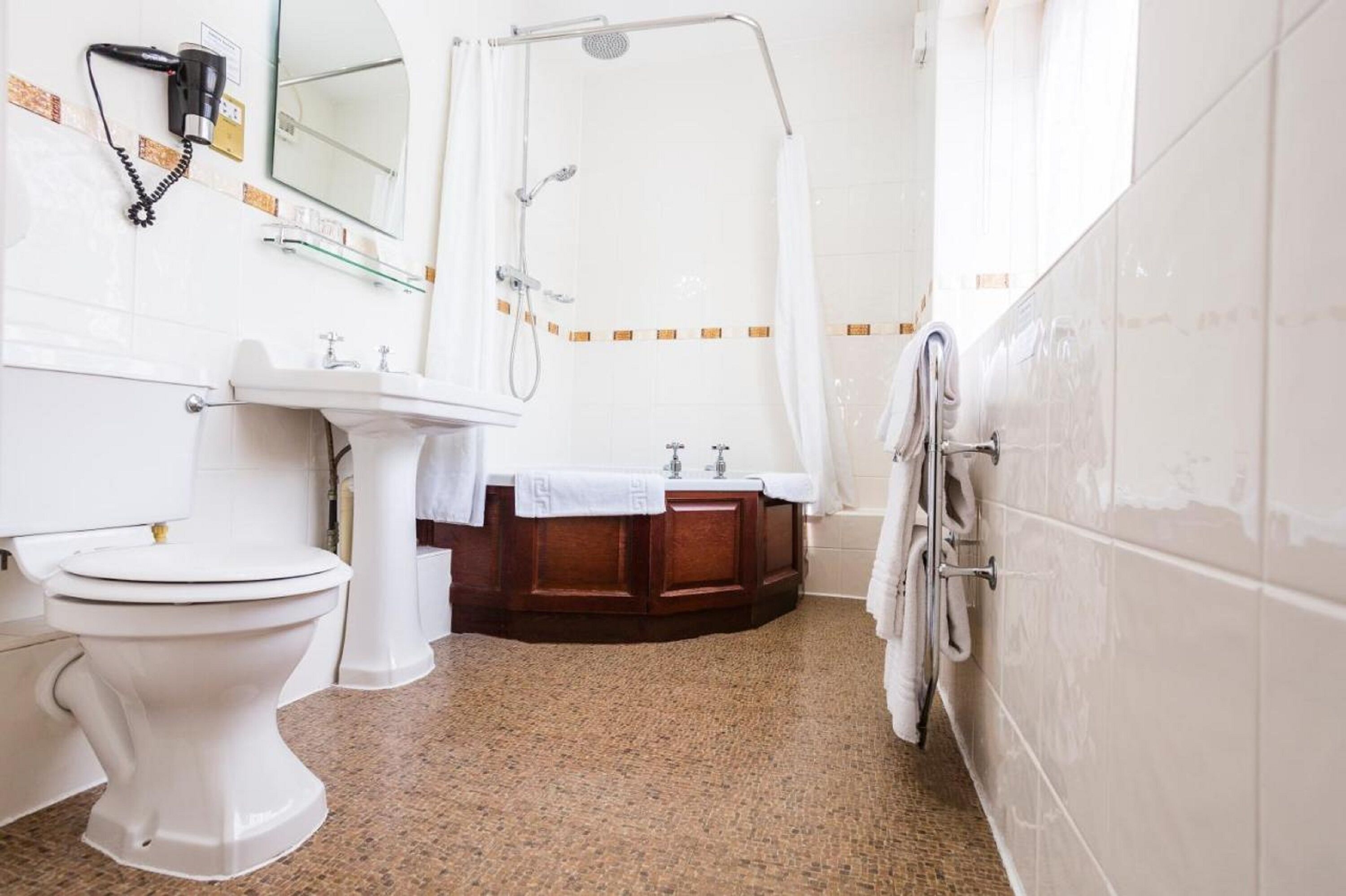 executive double room, 1 king bed | bathroom | combined shower/bathtub, free toiletries, hair dryer, towels