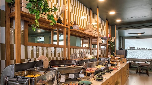 A buffet with various food items and a view of the sea. - Mercure Roma Centro St. John (Rome)