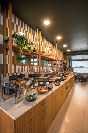 A buffet with various food items and a view of the sea. - Mercure Roma Centro St. John (Rome)