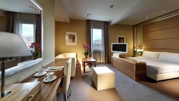 Junior Studio Suite | Minibar, in-room safe, desk, soundproofing