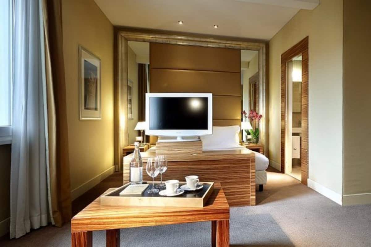 Camera doppia, idromassaggio | Minibar, una cassaforte in camera, una scrivania, insonorizzazione