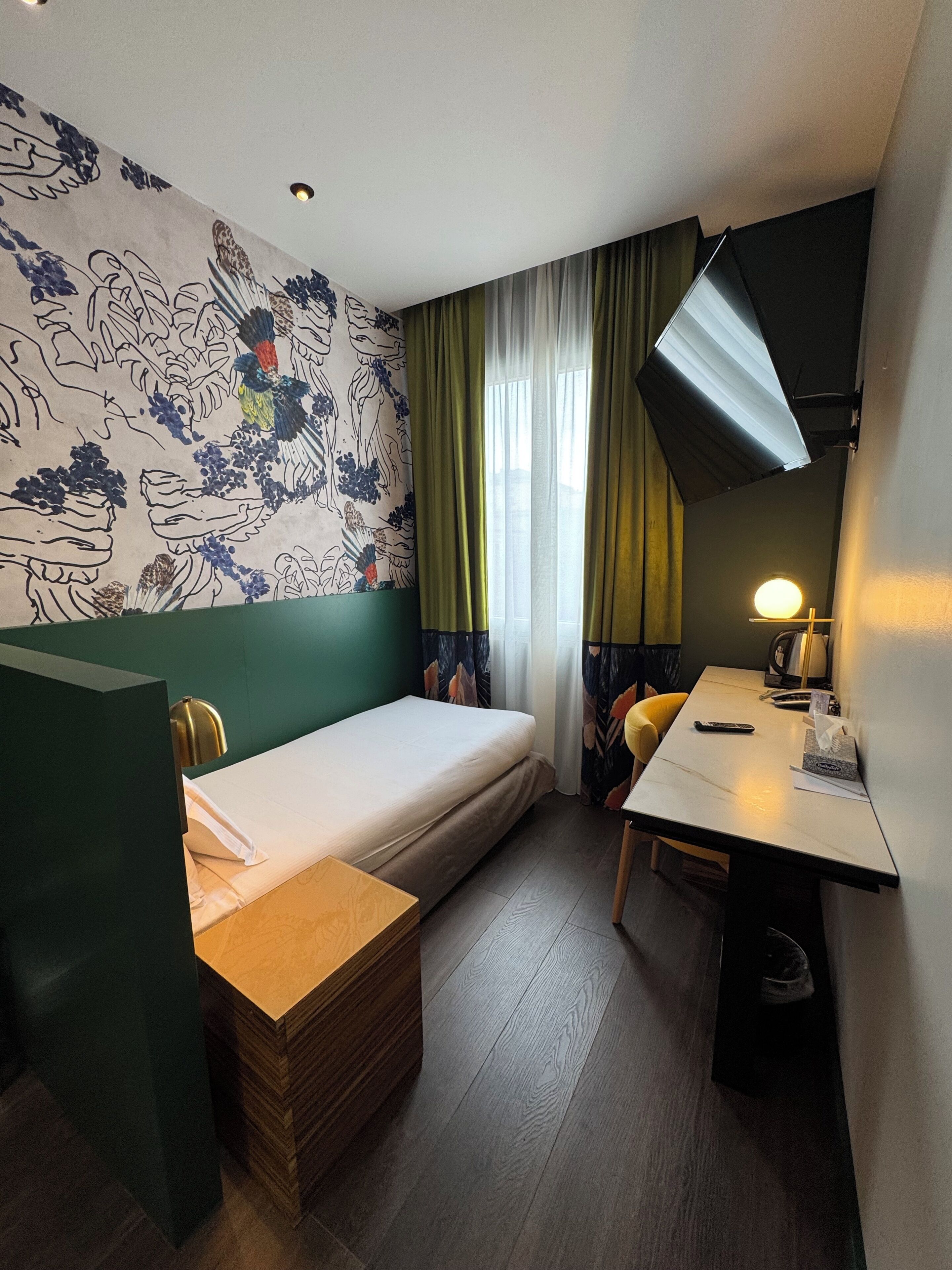 Standard Room, 1 Twin Bed | Minibar, in-room safe, desk, soundproofing