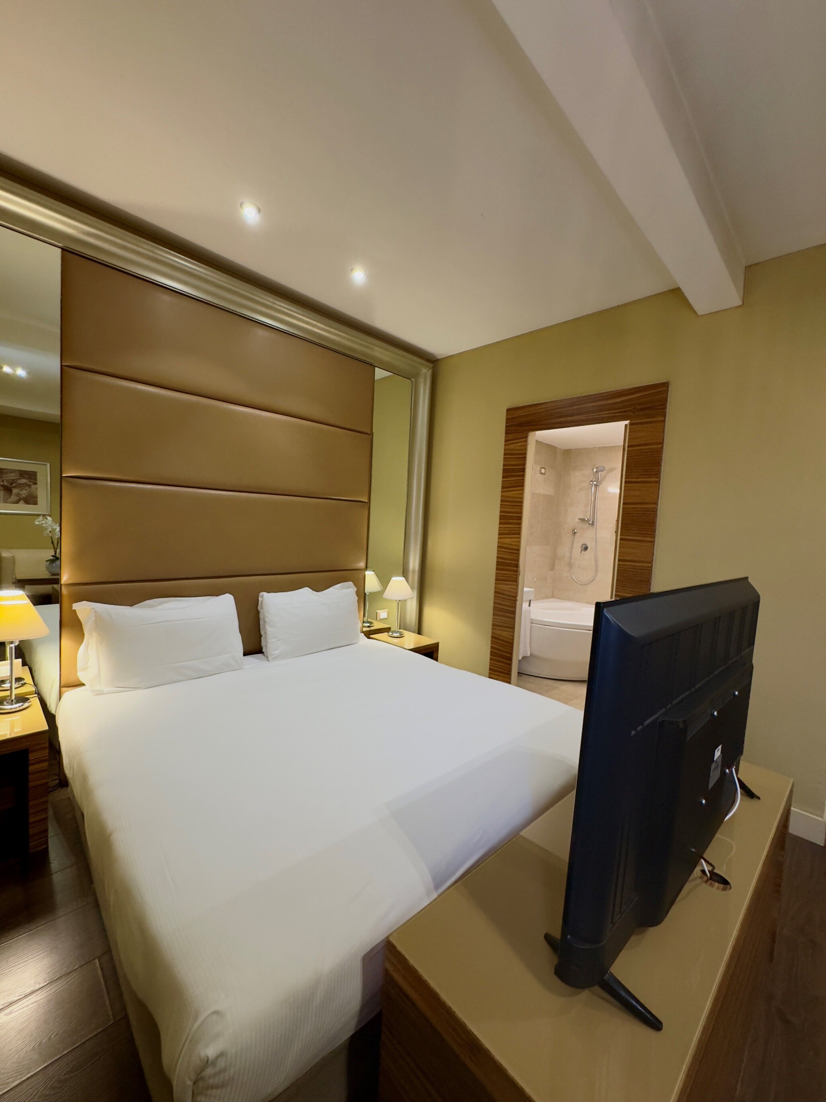 Privilege, Room, 1 Double Bed | Minibar, in-room safe, desk, soundproofing