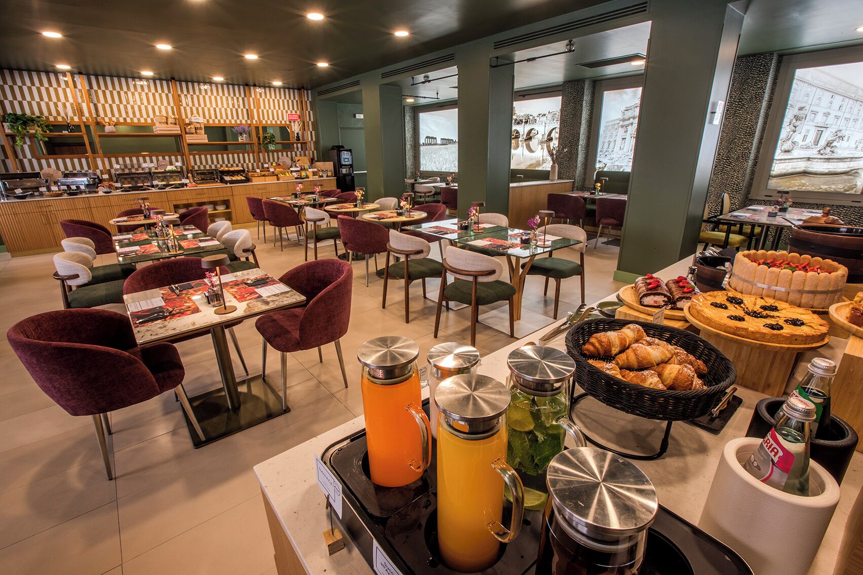 Un restaurant doté de plusieurs tables, de chaises et d’un espace buffet proposant divers plats et accompagnements.