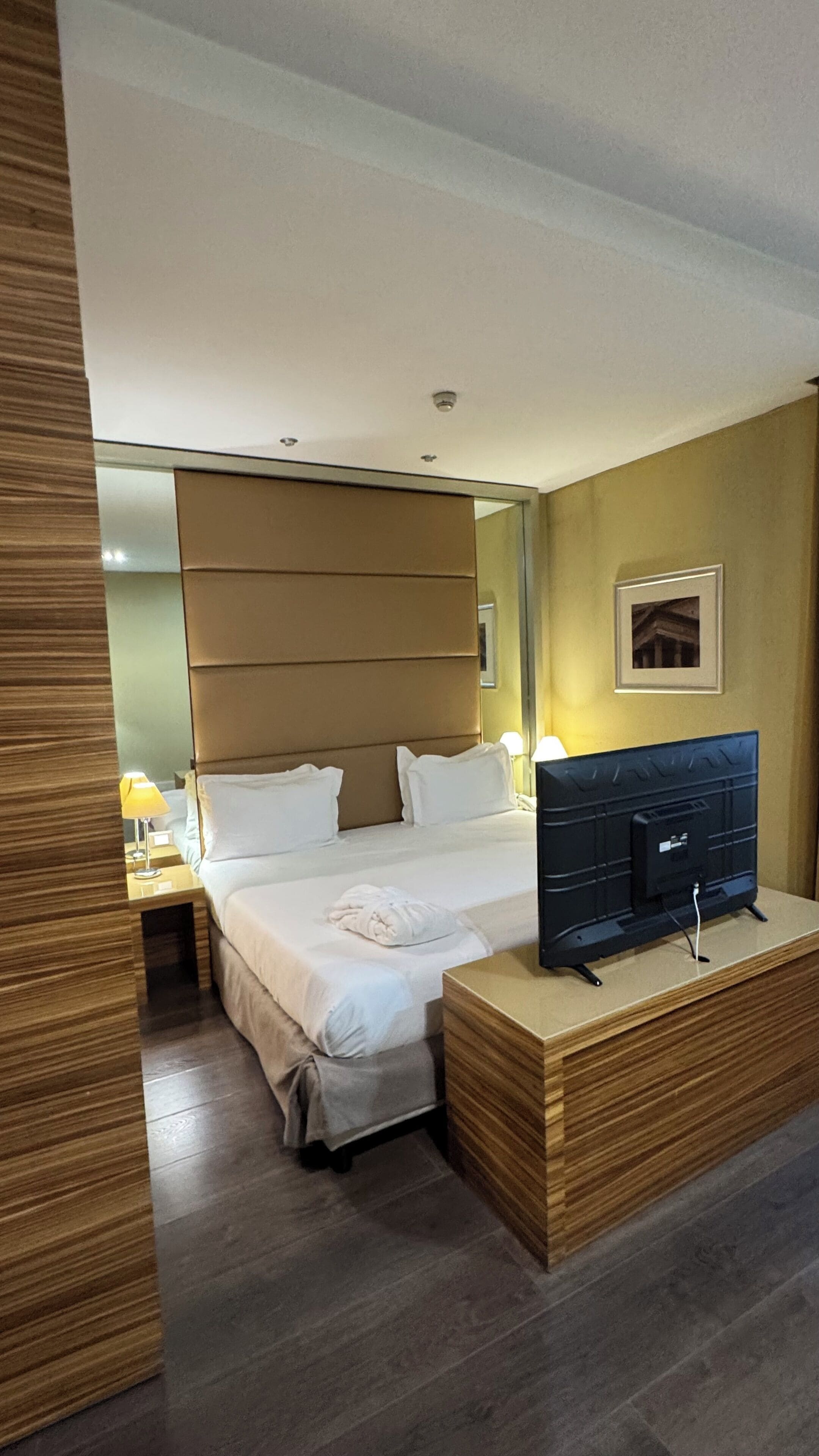 Privilege, Room, 1 Double Bed | Minibar, in-room safe, desk, soundproofing