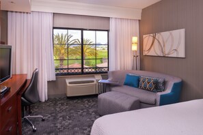 Ropa de cama de alta calidad y caja de seguridad en la habitación 