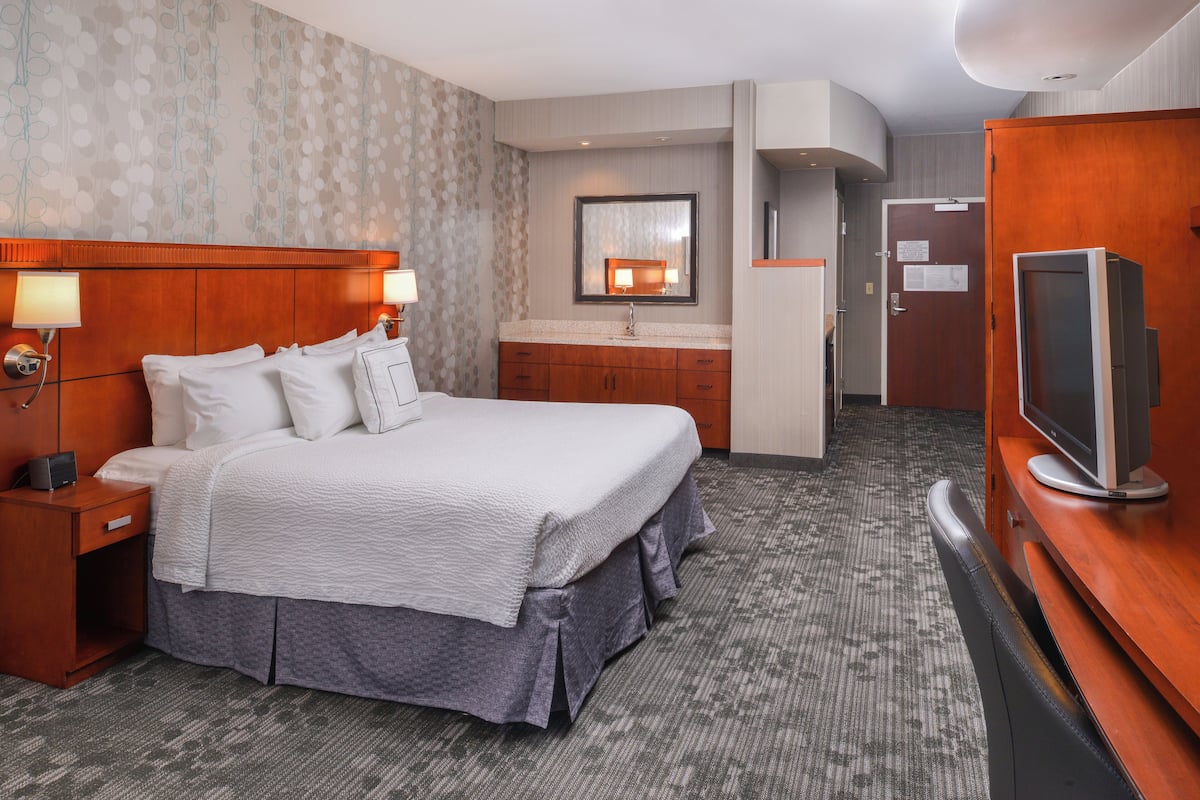 Premium bedding, in-room safe, desk, laptop workspace