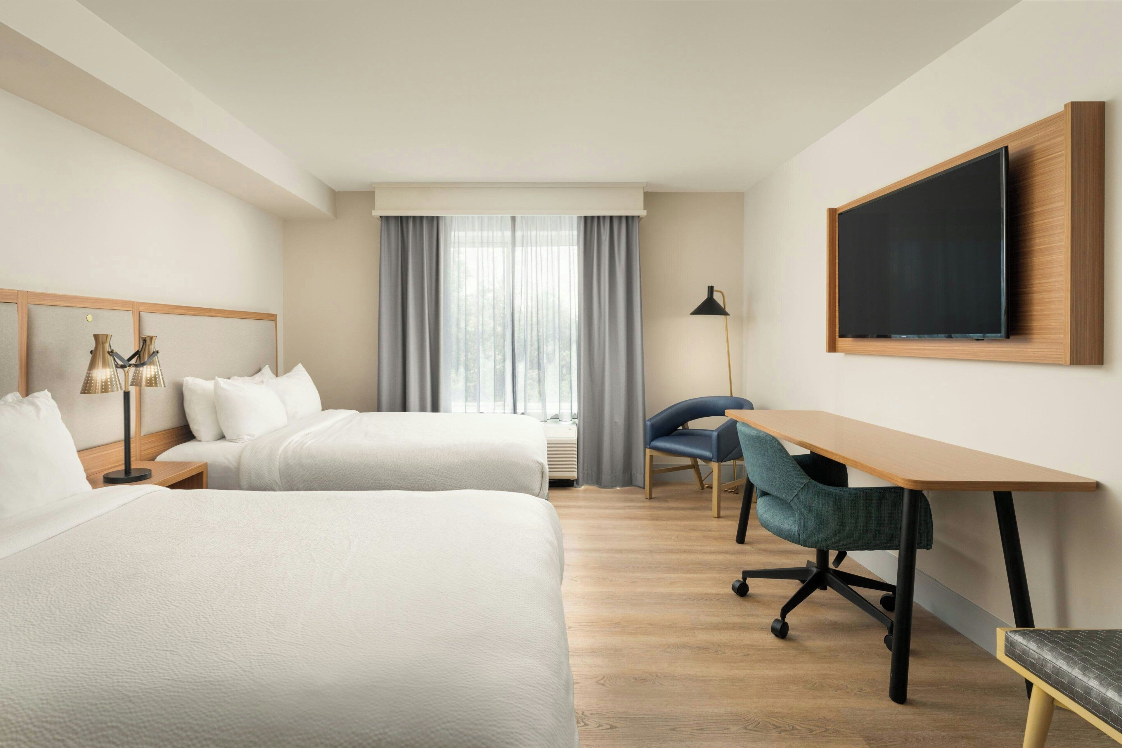 executive suite, multiple beds | hypo-allergenic bedding, desk, iron/ironing board, free cots/infant beds