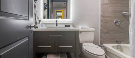 Zimmer, 2 Queen-Betten, Nichtraucher, Kühlschrank und Mikrowelle | Badezimmer | Kostenlose Toilettenartikel, Haartrockner, Handtücher, Seife