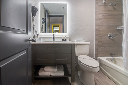 Emerald Coast Inn And Suites