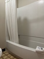 Bañera con ducha, secador de pelo, toallas