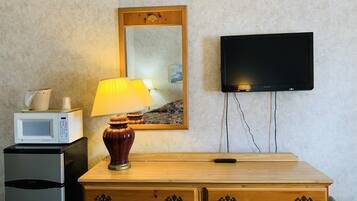 Standard Room, 1 King Bed, Non Smoking | Room amenity