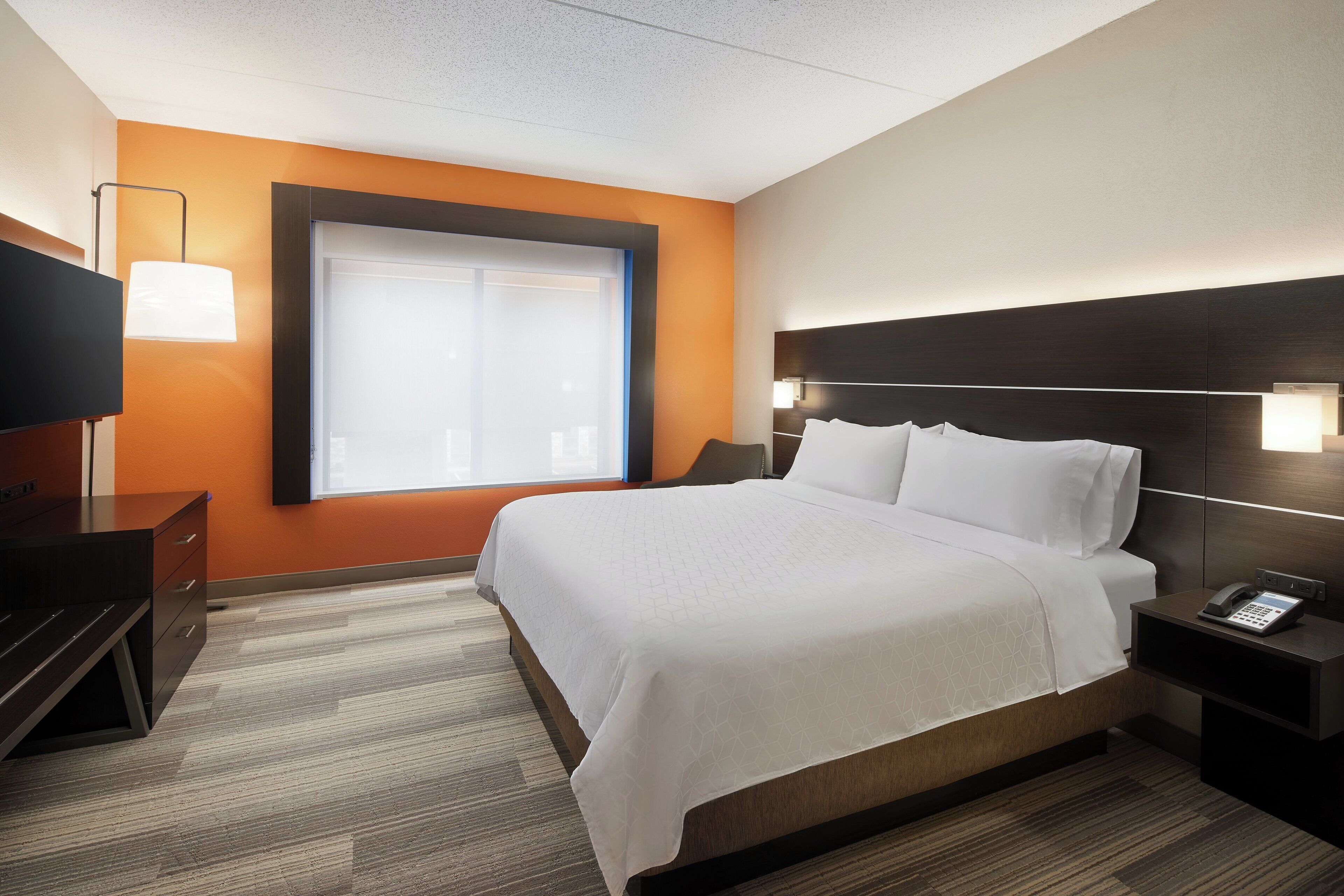 Skrivbord, mörkläggningsgardiner och strykjärn/strykbräda