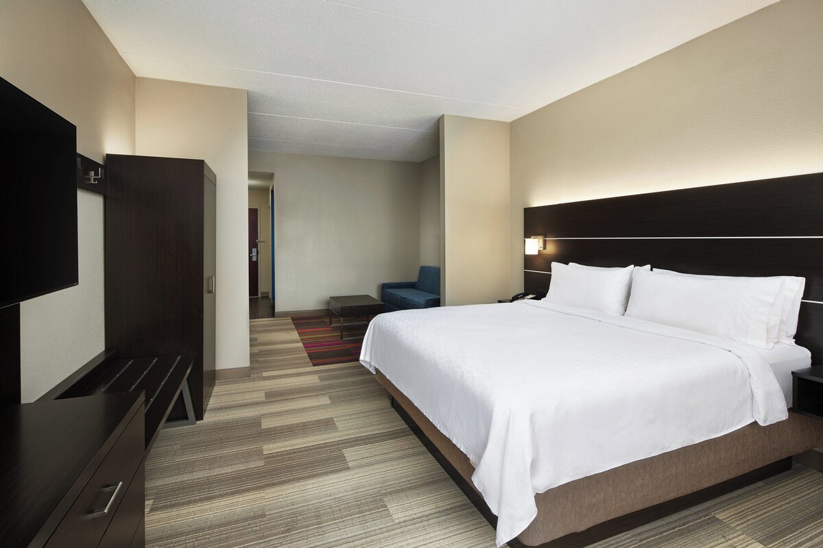 Suite, 1 King Bed with Sofa bed | Desk, blackout curtains, iron/ironing board, free cots/infant beds