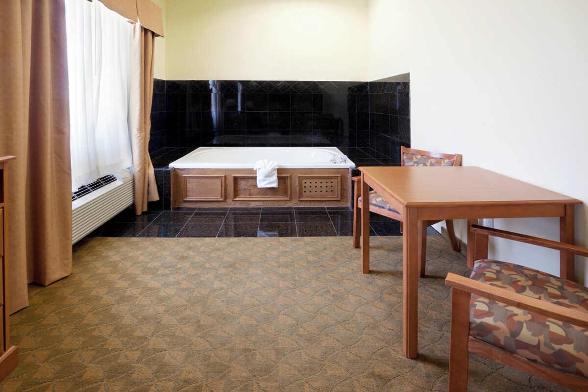 Kamar Standar, 1 Tempat Tidur King, jet tub | Seprai premium, brankas, meja kerja, dan setrika/meja setrika
