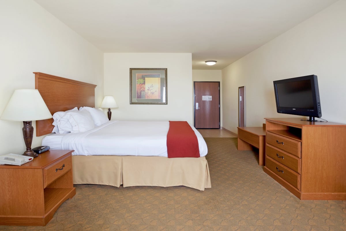 Standard Room, 1 King Bed, Lake View | Premium bedding, in-room safe, desk, iron/ironing board