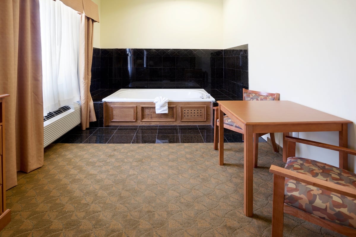 Standard Room, 1 King Bed, Jetted Tub | Premium bedding, in-room safe, desk, iron/ironing board