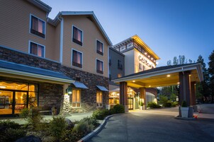 Fachada de la propiedad por la tarde o noche