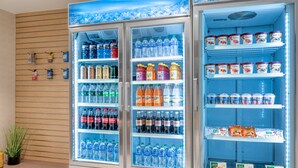 Ein Getränke- und Snackautomaten, gefüllt mit einer Auswahl an Produkten.