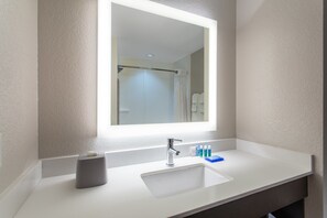 Sèche-cheveux, serviettes fournies, savon, shampoing