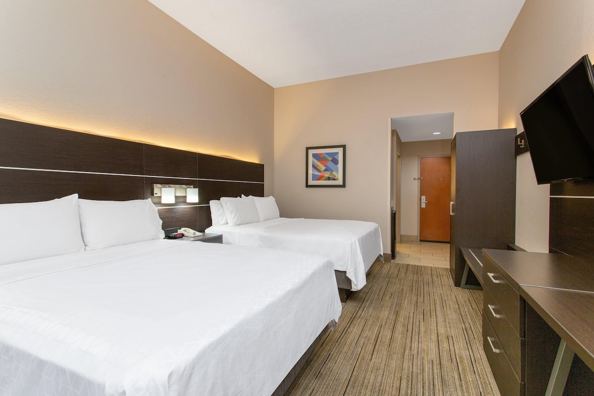 Premium bedding, pillowtop beds, in-room safe, desk