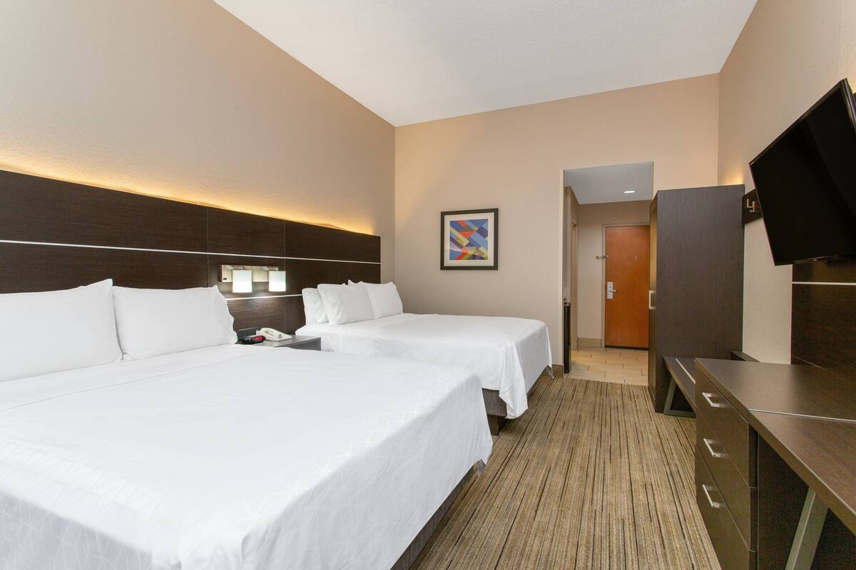 Standard Room, 2 Queen Beds | Premium bedding, pillowtop beds, in-room safe, desk