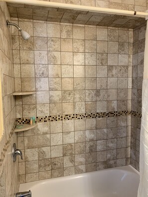 Deluxe tweepersoonskamer | Badkamer met douche