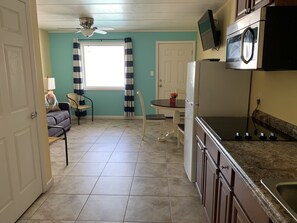 Dobbeltrom – deluxe | Oppholdsområde | Flatskjerm-TV