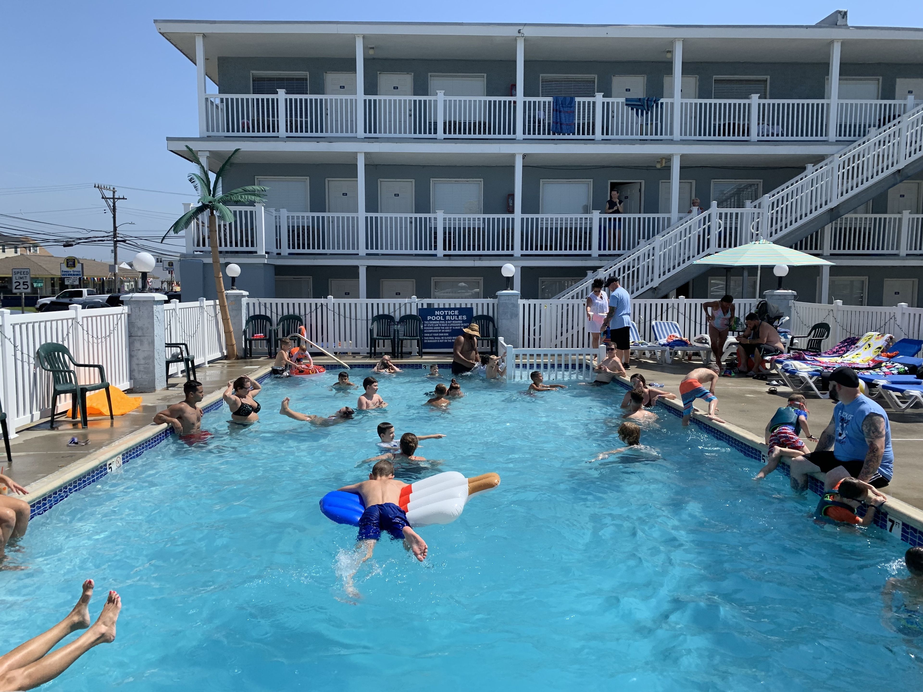 Piscina externa sazonal, funciona das 10h às 19h, espreguiçadeiras