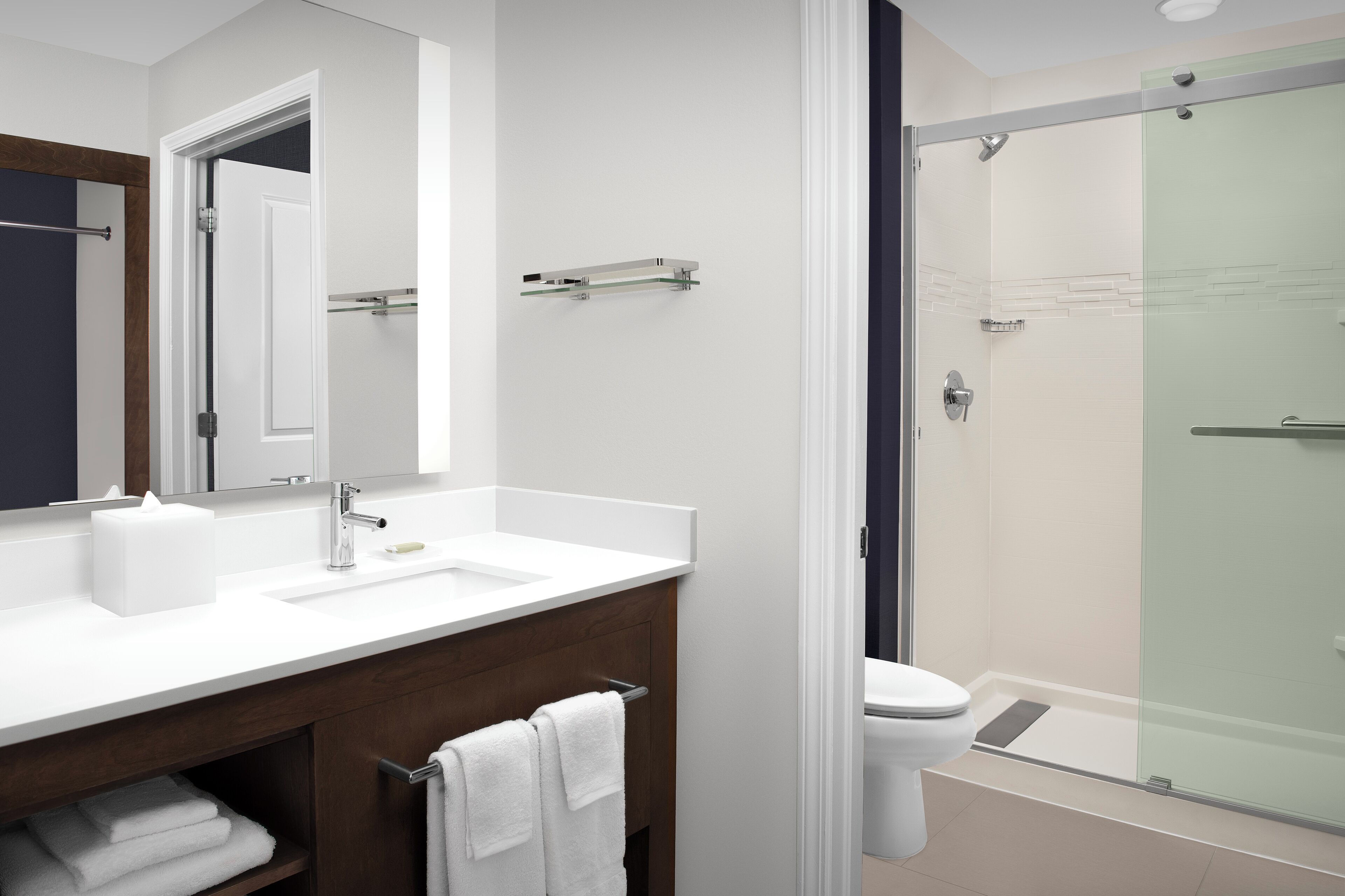 deep-soaking bathtub, hydromassage showerhead, free toiletries