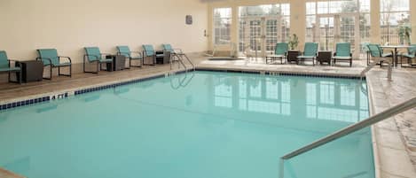 Sisäuima-allas avoinna 6.00–22.00, aurinkotuoleja