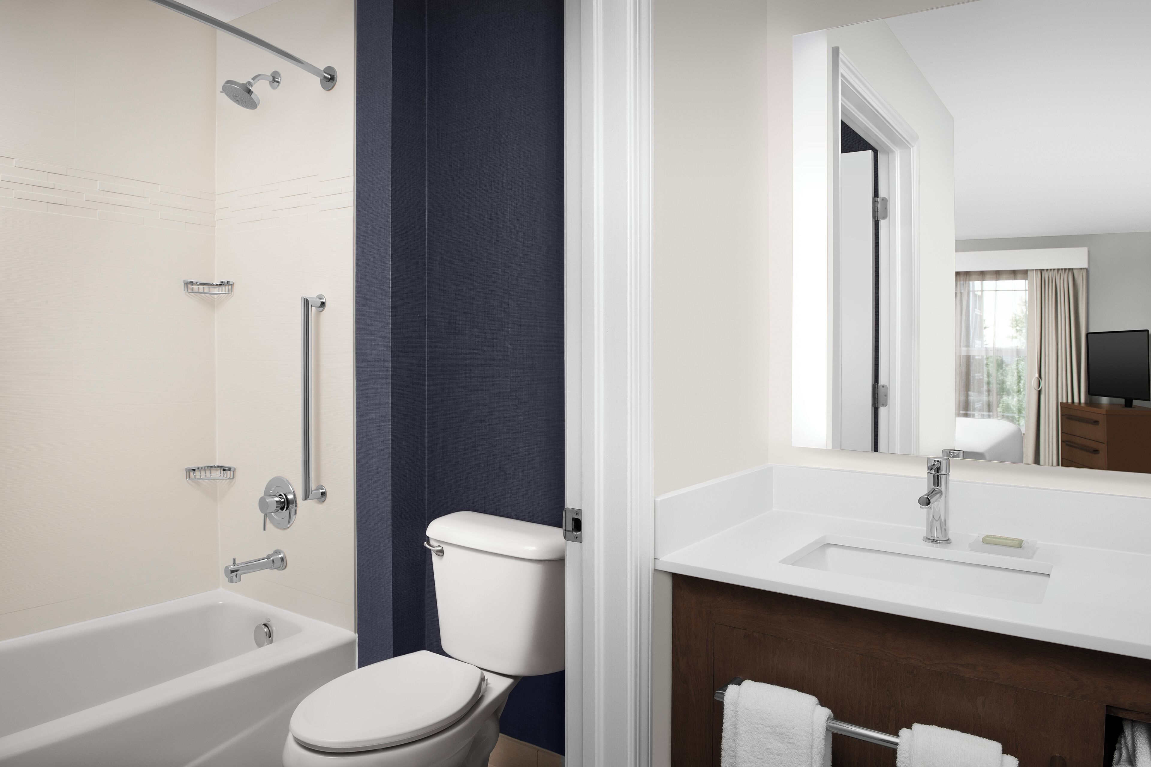 deep-soaking bathtub, hydromassage showerhead, free toiletries