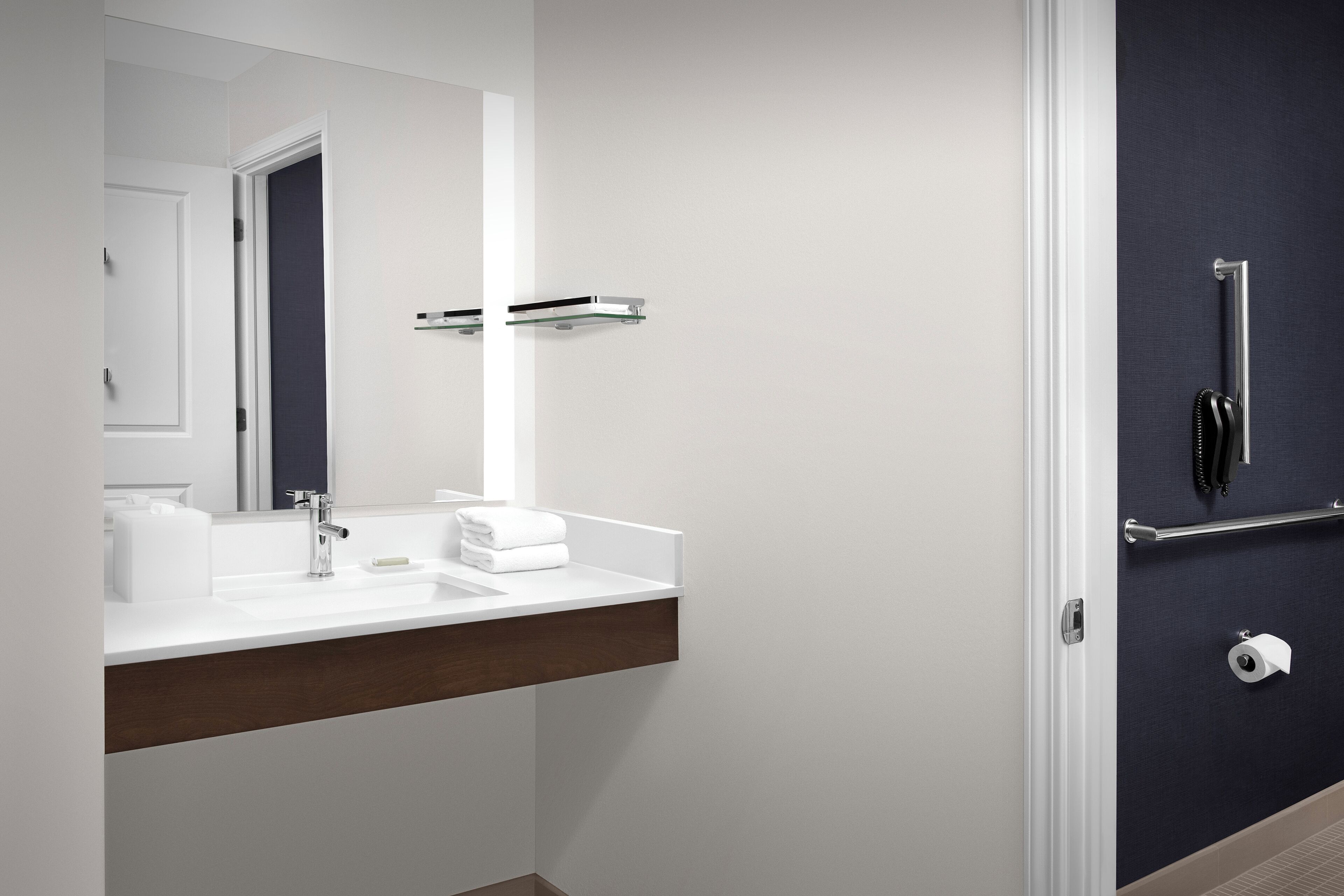 deep-soaking bathtub, hydromassage showerhead, free toiletries