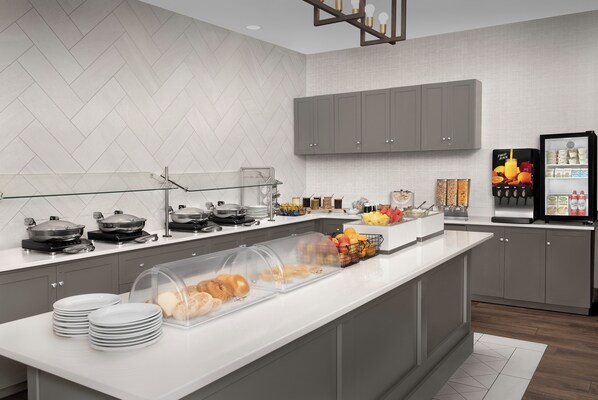 بوفيه فطور مجانًا يوميًا