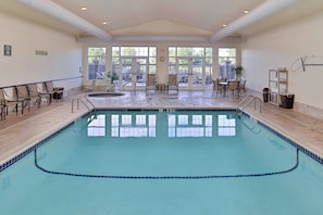 室内游泳池,06:00 至 22:00 开放,日光浴躺椅