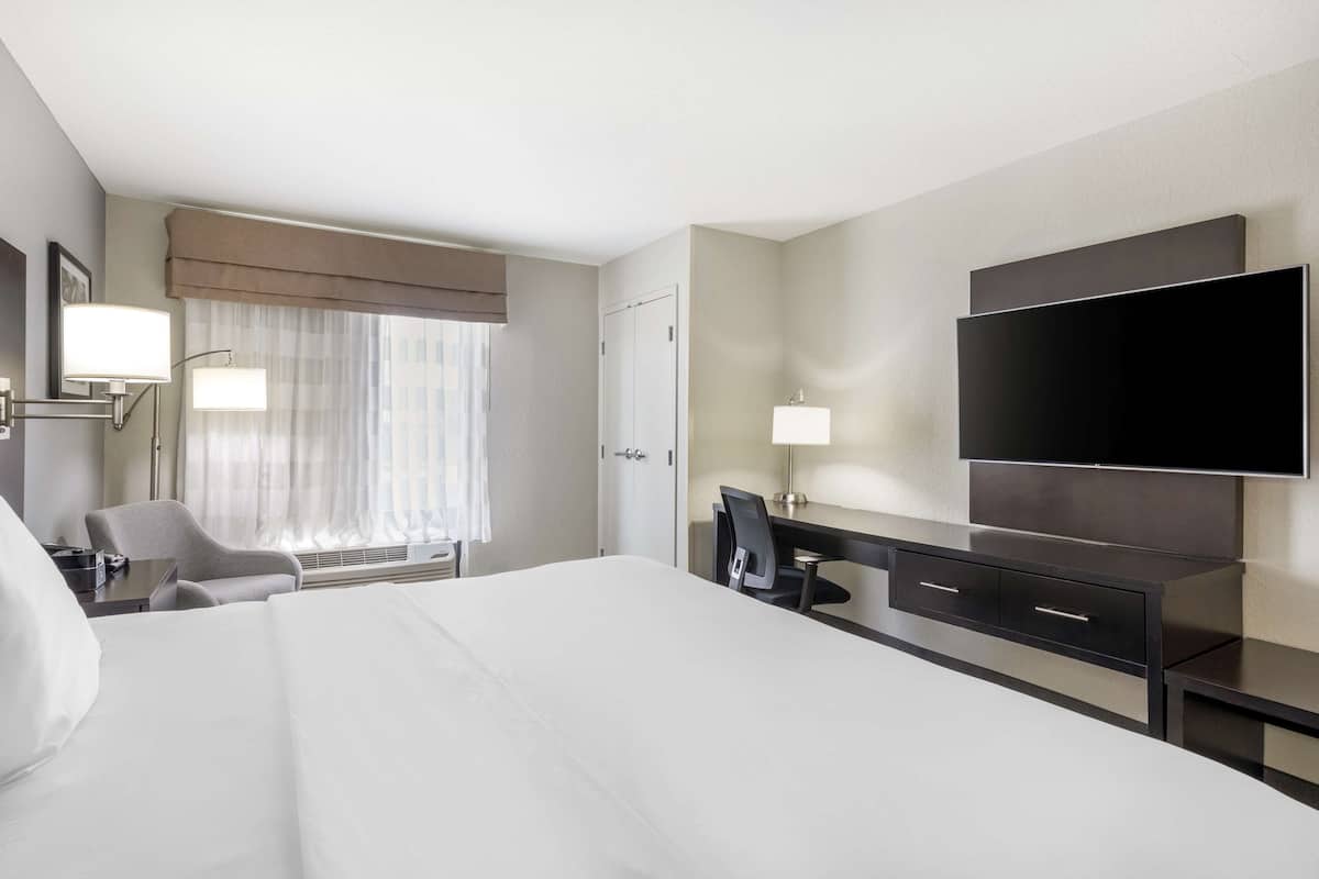 Chambre Standard, 1 trÚs grand lit, accessible aux personnes à mobilité réduite, baignoire | Bureau, espace de travail pour ordinateurs portables