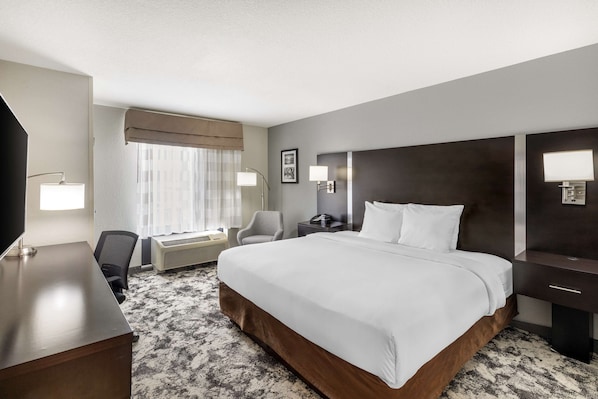 Standardrum - 1 kingsize-säng - tillgänglighetsanpassat - badkar | Skrivbord, arbetsyta för laptop och mörkläggningsgardiner