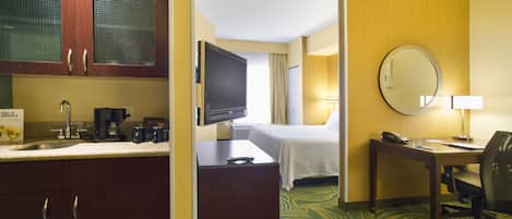 1 bedroom, down duvets, pillow-top beds, desk