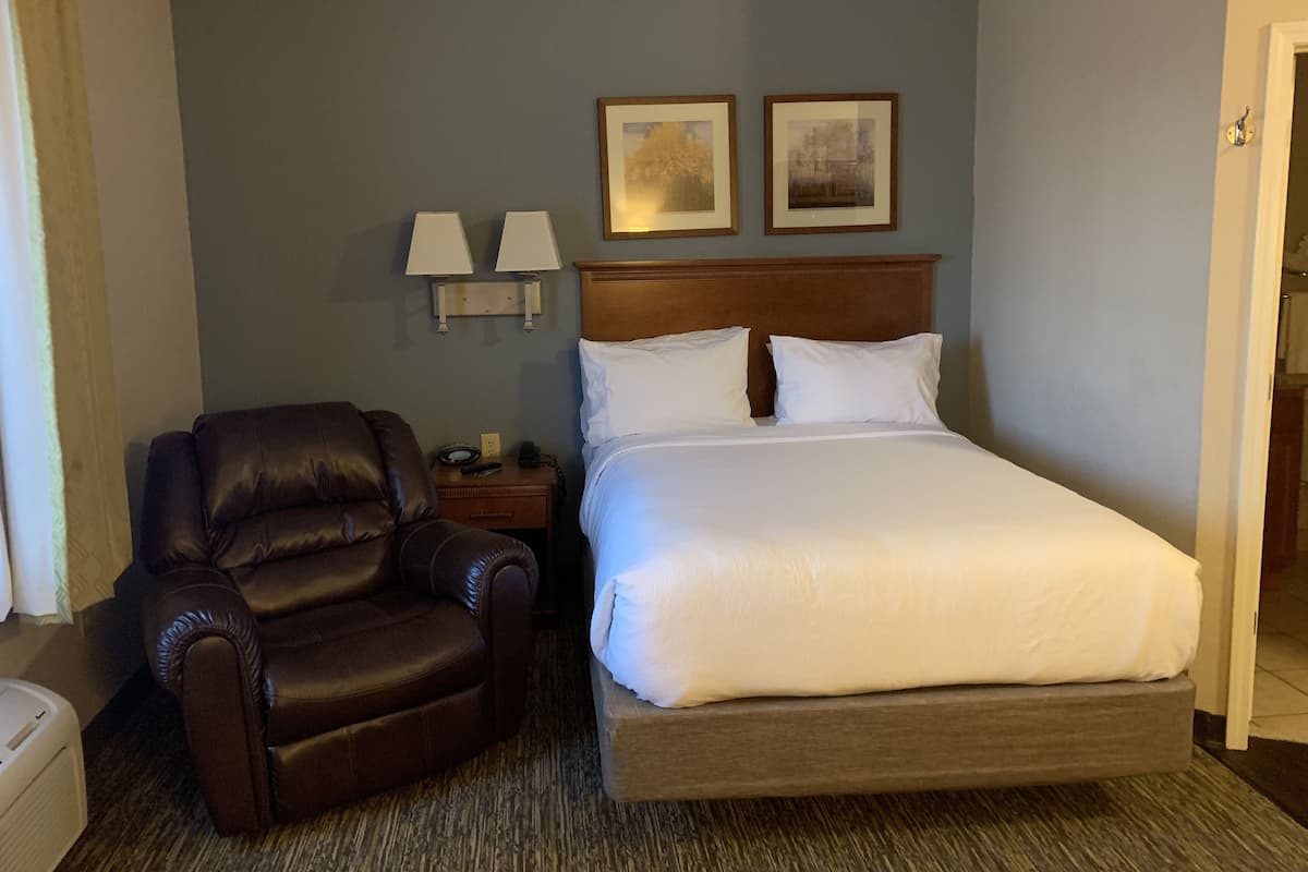 Suite monolocale, 1 letto queen, accessibile ai disabili (Hearing) | 1 camera, biancheria da letto di alta qualità, una scrivania