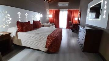 Suite, 1 King-Bett | Hochwertige Bettwaren, Daunenbettdecken, Pillowtop-Betten, Minibar
