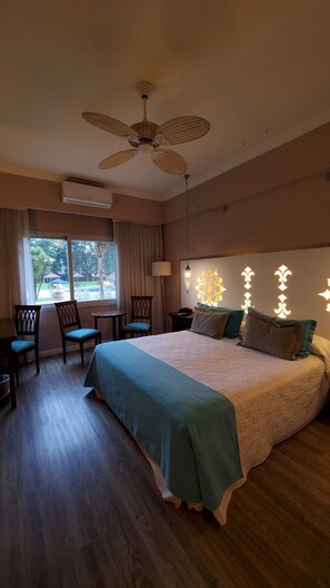 Standard Room, 1 King Bed