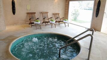 Indoor spa tub