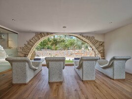 Couples treatment rooms, sauna, hot tub, body treatments, body wraps