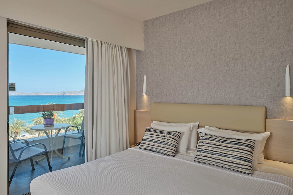 Double or Twin Room with Sea View | 1 間睡房、迷你吧、房內夾萬、書桌