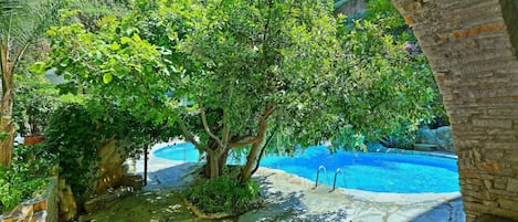 Piscine extérieure (ouverte en saison), parasols de plage