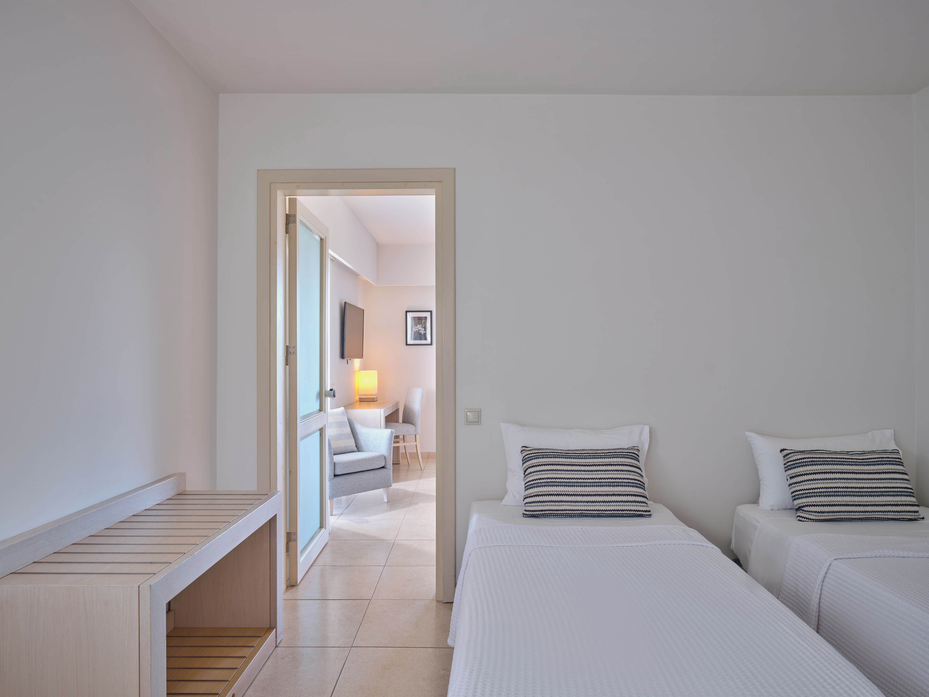 Ein modernes Schlafzimmer mit Bett, Nachttischen und Schreibtisch.